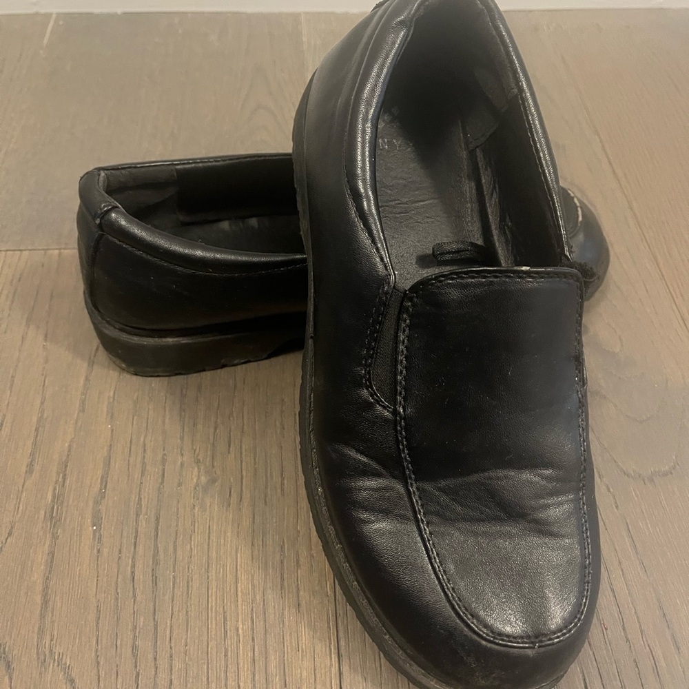 Youth/boys black comfy dress shoes sz 4Y EUC